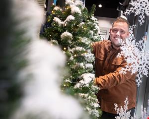 Med venners hjælp og en masse arbejdstimer har Mads Thorhauge sørget for, at der i hvert fald er ét sted i Danmark, hvor december får sne